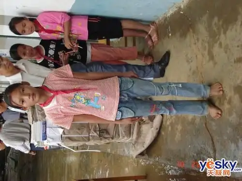 因为贫困,她没有鞋子穿,只能每天赤脚上学,她最大的梦想就是能有一双