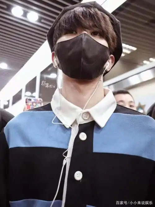 蔡徐坤衣品真好啊,大长腿引人注目,戴着口罩也挡不住他的帅气啊
