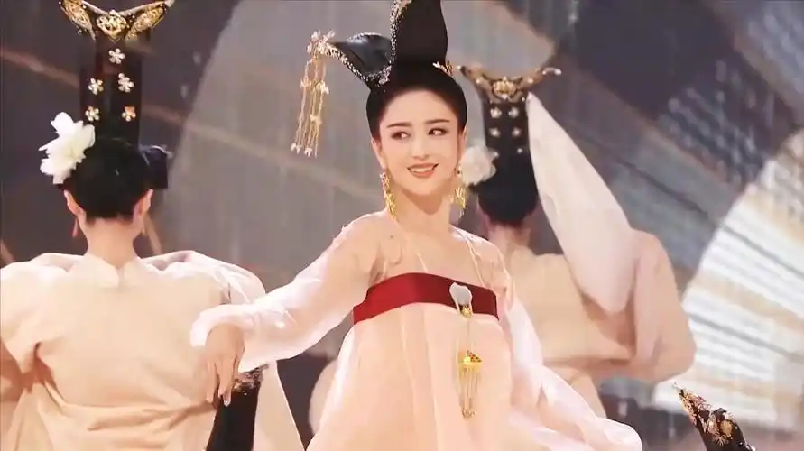 最近《芒种》又被佟丽娅带火了,撩人的舞姿,惊艳全场!