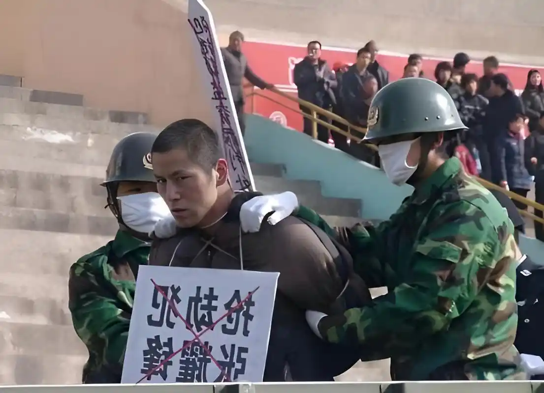 2010年,被公开审判的死刑犯张耀峰即将被押赴刑场执行死刑!