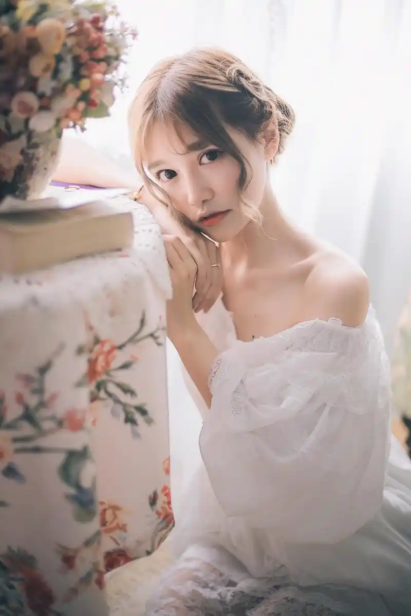 摄影:白纱露肩装的少女,清纯的气息扑面而来!