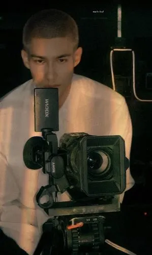 求寸头米卡的帅照