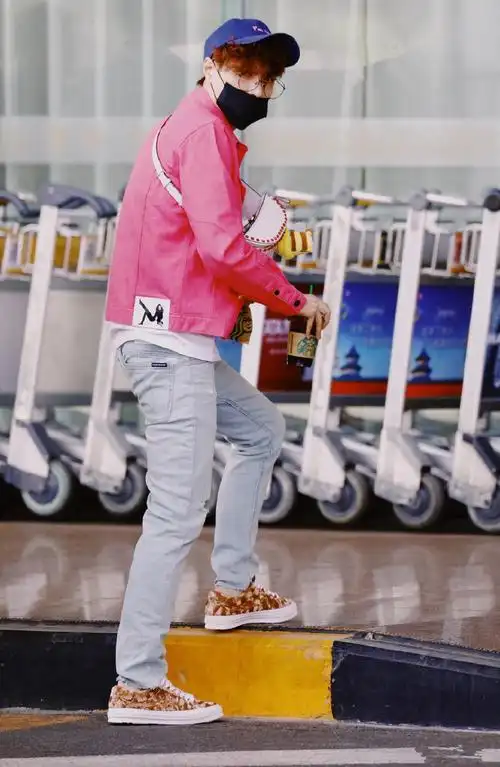 张艺兴粉色外套搭配浅色牛仔裤,清新帅气__凤凰网