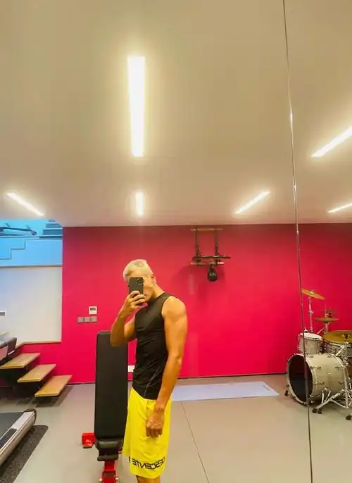 陈伟霆手臂肌肉