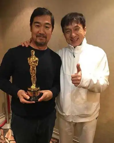 成龙张国立双双被儿子坑,他却从不提父亲大名,十年磨一剑出道