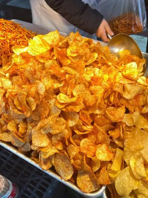 贵阳的麻辣洋芋片现炸的