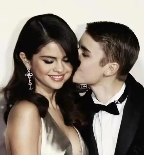 尽管比伯一直都在努力寻求和好,甚至准备定制钻戒求婚,但受到红斑狼疮