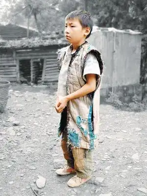 父母给孩子穿有补丁的衣服上学,学校的老师认为丢了学校跟班级的脸