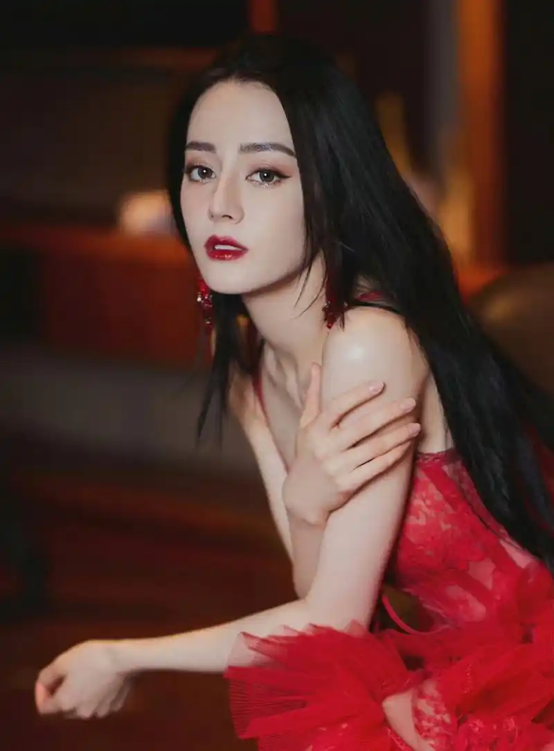 迪丽热巴,红唇红裙红高跟,美艳动人!