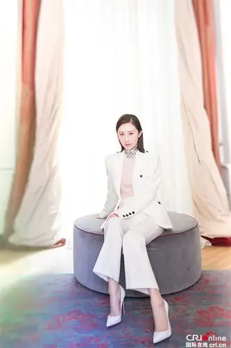 舒畅米兰首秀时尚摩登 女神造型简洁干练气场大开