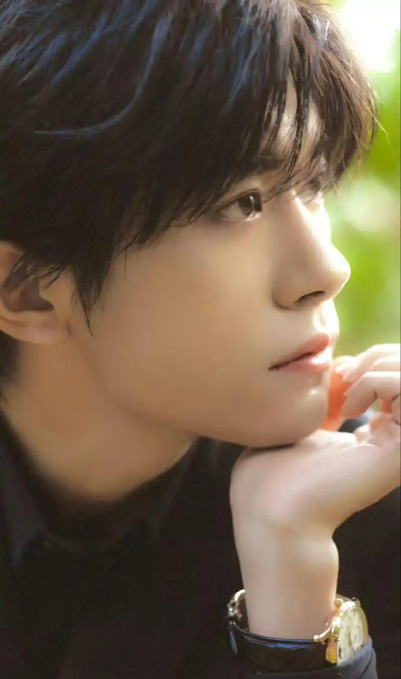 易烊千玺:电影界的耀眼新星 易烊千玺参加了中国电影家协会第十一次