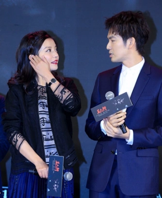 赵薇演医生练习开刀做手术 钟汉良拍戏耳朵受伤