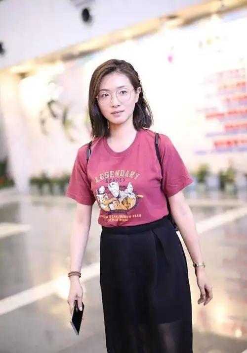 万茜素颜真是文艺代表,私下穿得像个小姑娘,真让人猜不出年纪