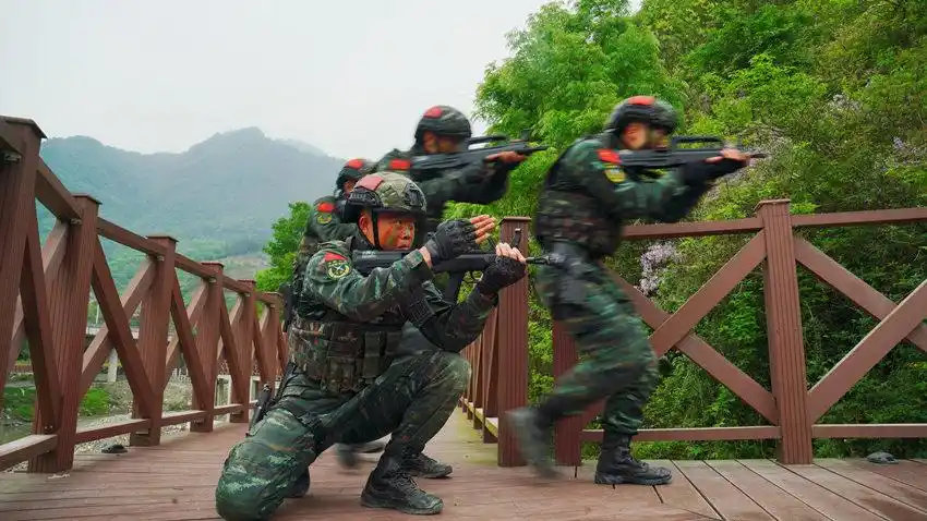 反恐精英直击武警特战队员山林地捕歼演练现场