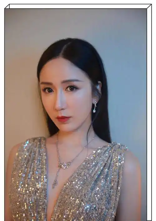 娄艺潇穿深v亮片裙大秀好身材,优雅不失妩媚,这才是高级的时尚_的设计