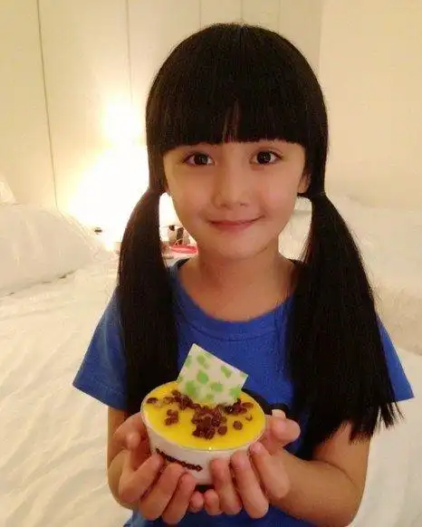 这个小女孩谁认识她嘛