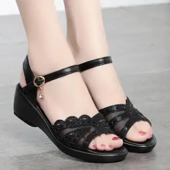 夏天女装真皮凉鞋中老年一字带坡跟中跟舒适中年妇女妈妈穿的皮凉鞋