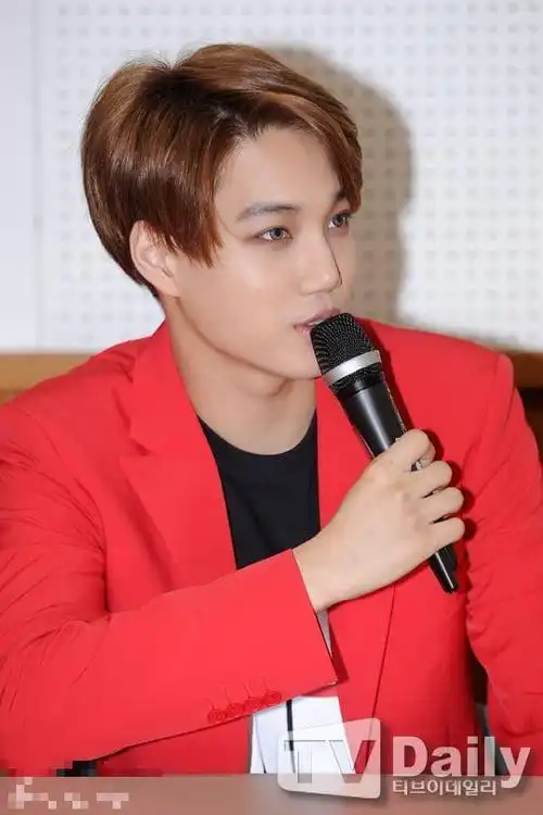 exo红西服骚气回归烟熏妆浓眼线蓝眼睛变妖孽男