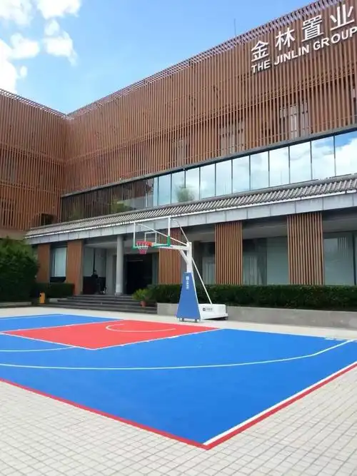 公司的庭院,鲜艳的篮球场,也是一道亮丽的风景线.