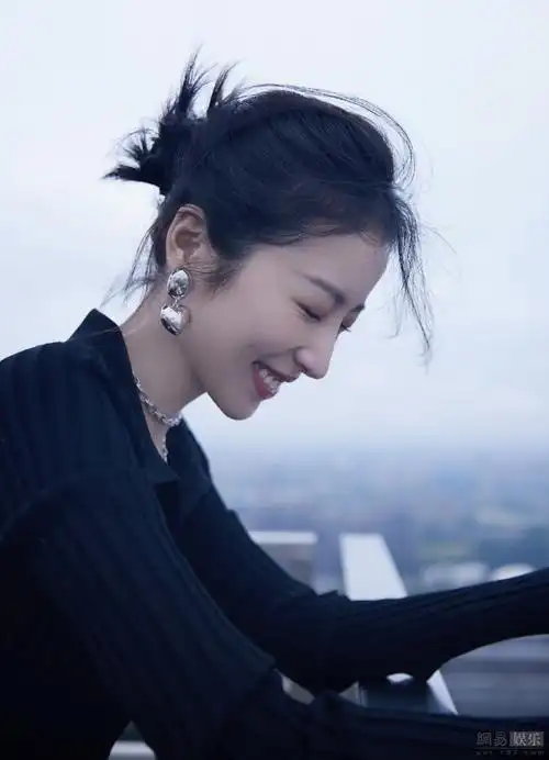 周雨彤穿v领黑衫秀锁骨低头灿笑侧颜精致