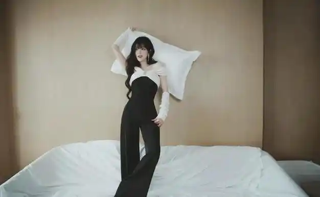 吴宣仪露肩造型