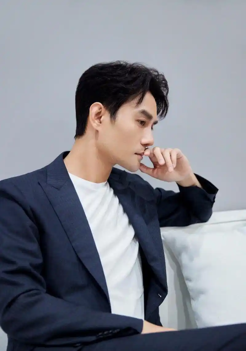 王凯车展生图#@王凯kkw 举手投足间都充满了魅力,声音依旧磁性有赐父