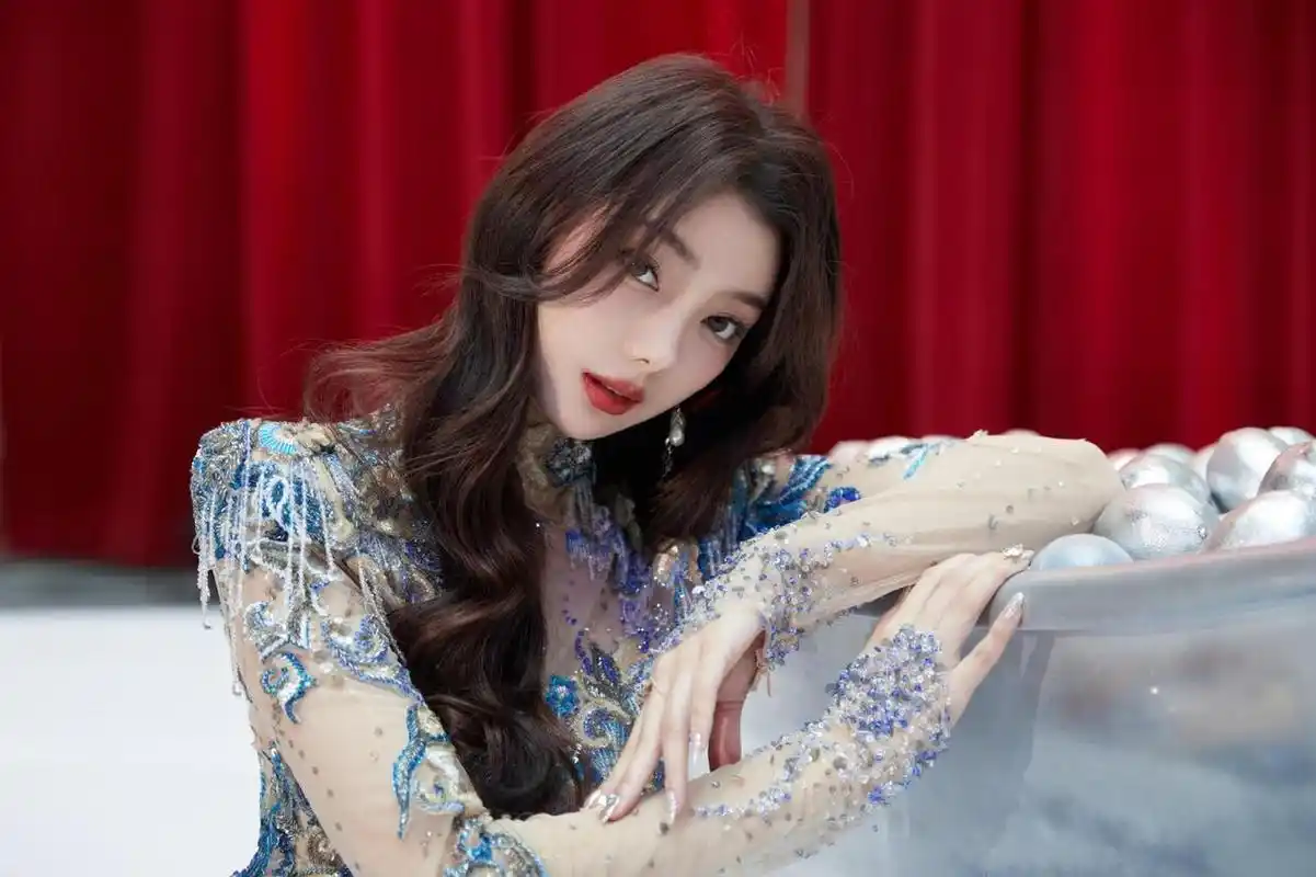 恬静优雅,性感妖娆的#李紫婷# 身穿青花瓷鱼尾裙,雪肤玉貌,秀丽端庄