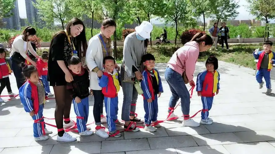 亲子游戏《大脚小脚一起走》