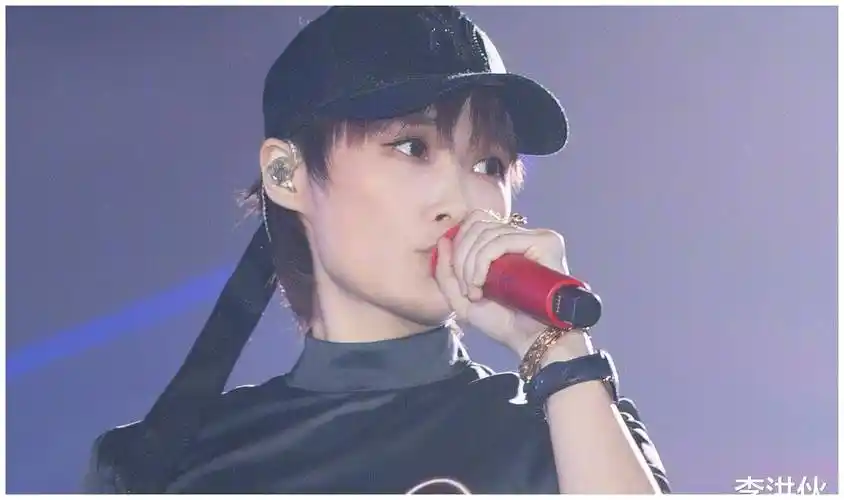 凭借《快乐女声》爆火的李宇春,当年高考物理满分_父母_男孩子_音乐