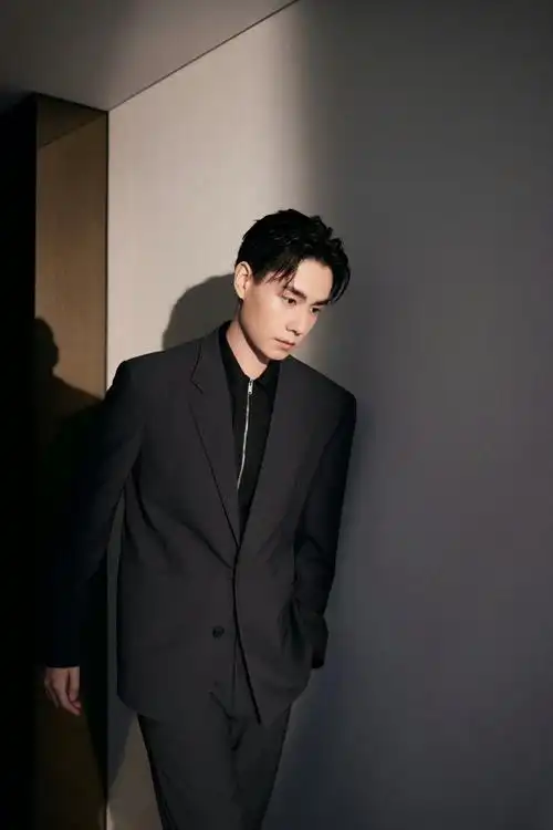 海报独家##胡一天黑色西装活动图