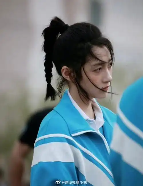 关晓彤晒严晓丹校服造型