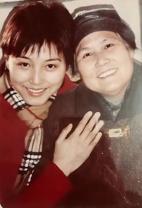 演员张延嫁大5岁香港丈夫结婚18年无绯闻女儿比她还漂亮