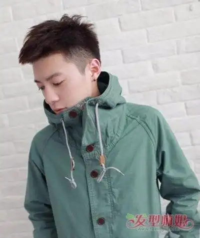 25岁男生两边铲飞机头造型 2018夏季帅气款男短发打造(2)_发型师姐