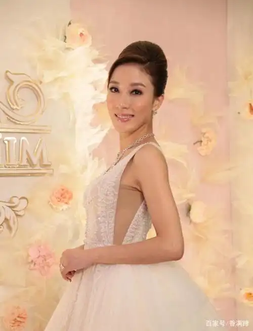 魅力十足的杨怡,清澈甜美,冰清玉洁,可谓人如其名!