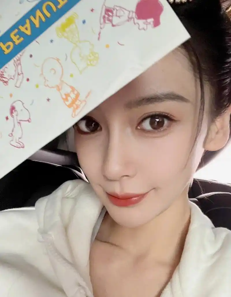 杨颖自拍脸有一点点奇怪诶可能是因为太瘦了嘛好尖