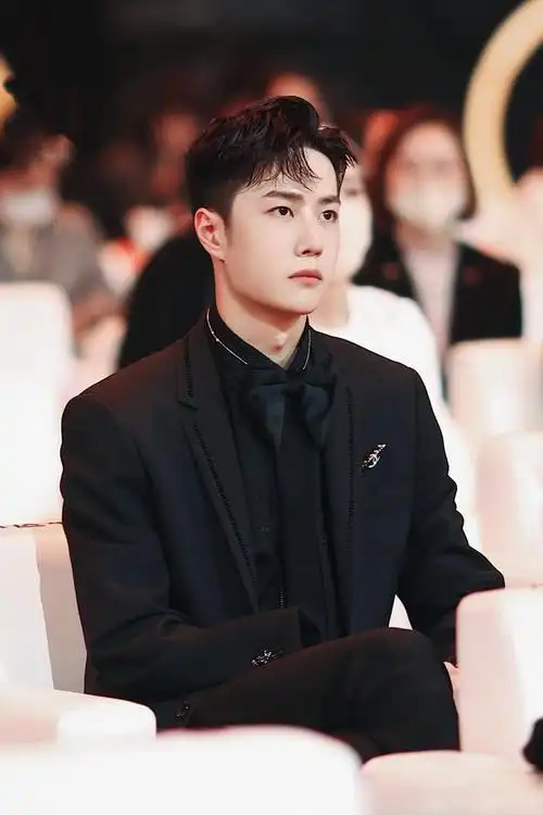 神反差王一博短发西装霸气十足刻进骨子的礼貌和调皮却很可爱