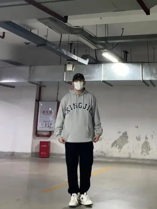 181cm180斤微胖男生秋季穿搭灰色日系卫衣