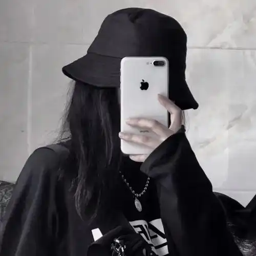 简单遮住脸的女生头像