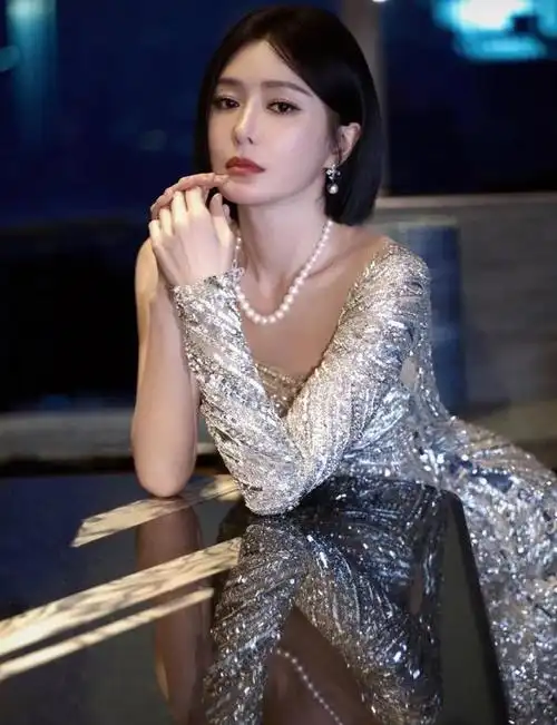 1月27日深夜,当大多数人已经沉浸在梦乡时,演员秦岚却突然在社交媒体