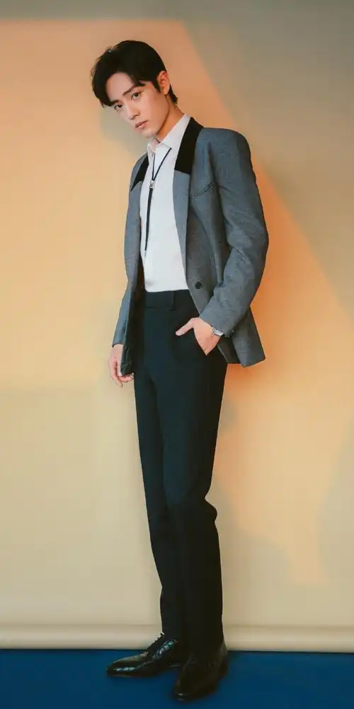 肖战超话#肖战#xz#正能量偶像肖战#肖战全身照@x玖少年团肖战daytoy"