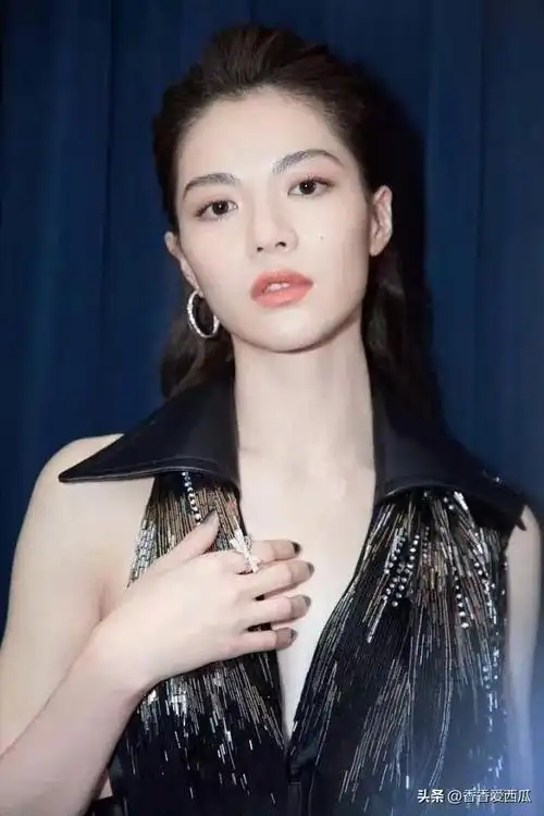 风情万种的钟楚曦个人资料