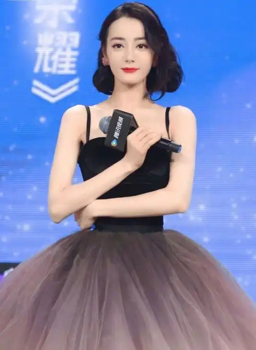 迪丽热巴穿吊带蓬蓬裙,小蛮腰很是惹眼,复古短发惊艳又不失气质