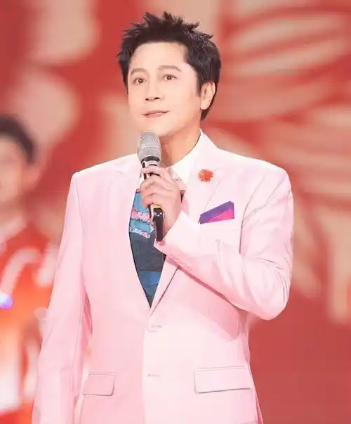 蔡国庆:儿子刚到访意大利驻华使馆,又参演北京外交服务局联欢会