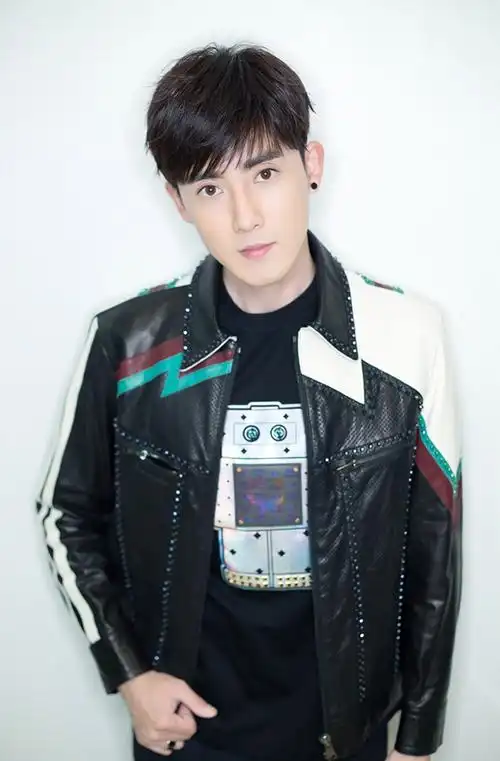 张睿黑色皮衣帅气机车风活动照图片28