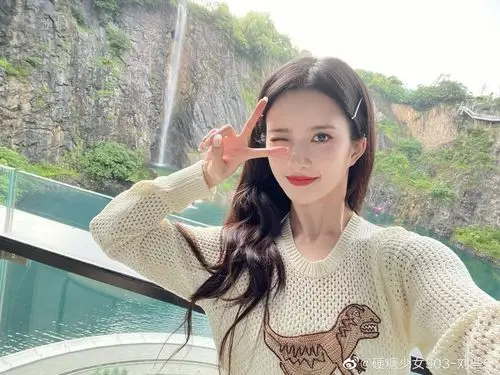 刘些宁发博晒自拍 素颜眼镜发带造型状态好棒 !