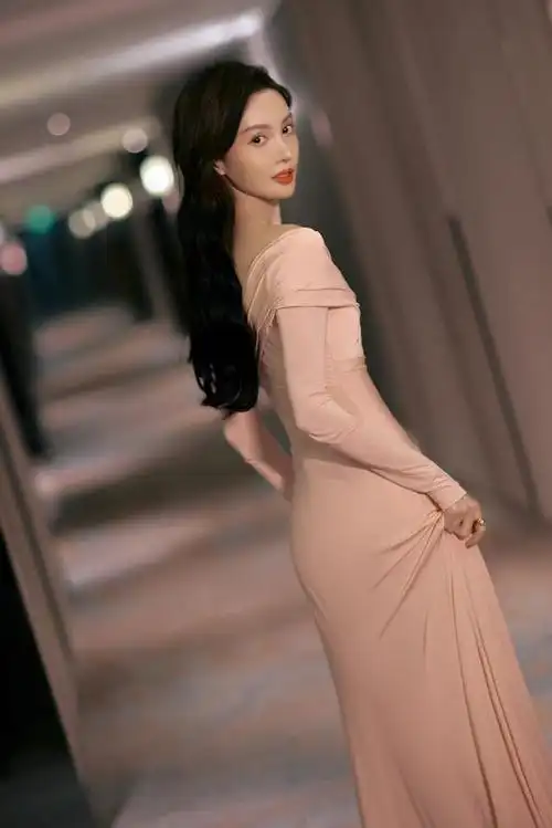 邂逅静谧花园,金晨粉色露肩v领长裙演绎浪漫气息,绽放迷人魅力