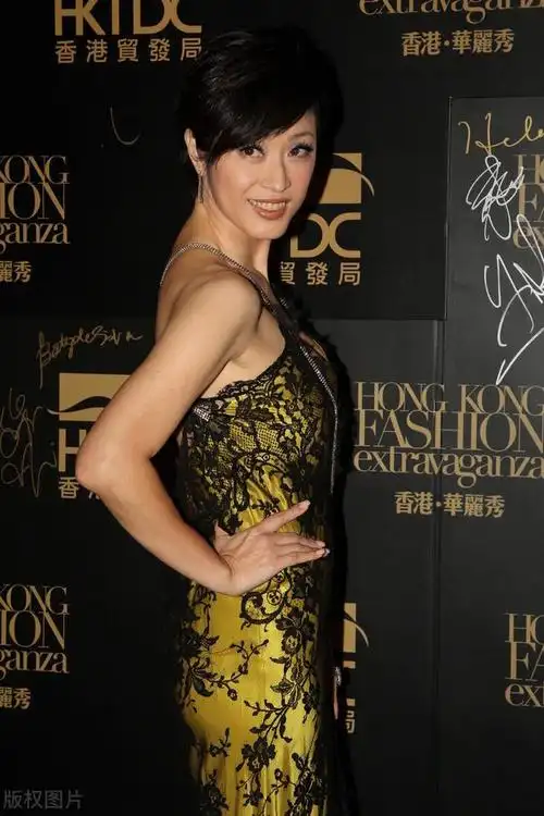 港姐冠军陈法蓉,穿金色吊带裙优雅华贵,一头短发更添时髦风情