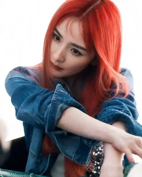 杨幂红发登封艳震七洲!大幂全身紧囊难掩修长白腿!