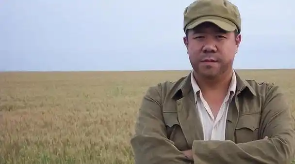 秦卫东与其父如出一辙,军队生活中尚能克制口腹之欲,但一旦脱下军装