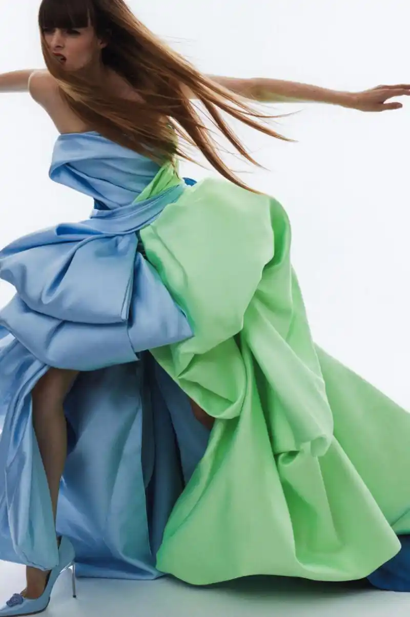 时尚穿搭# #女明星的盛世美颜# versace 2021秋冬高定,李宇春穿过,第